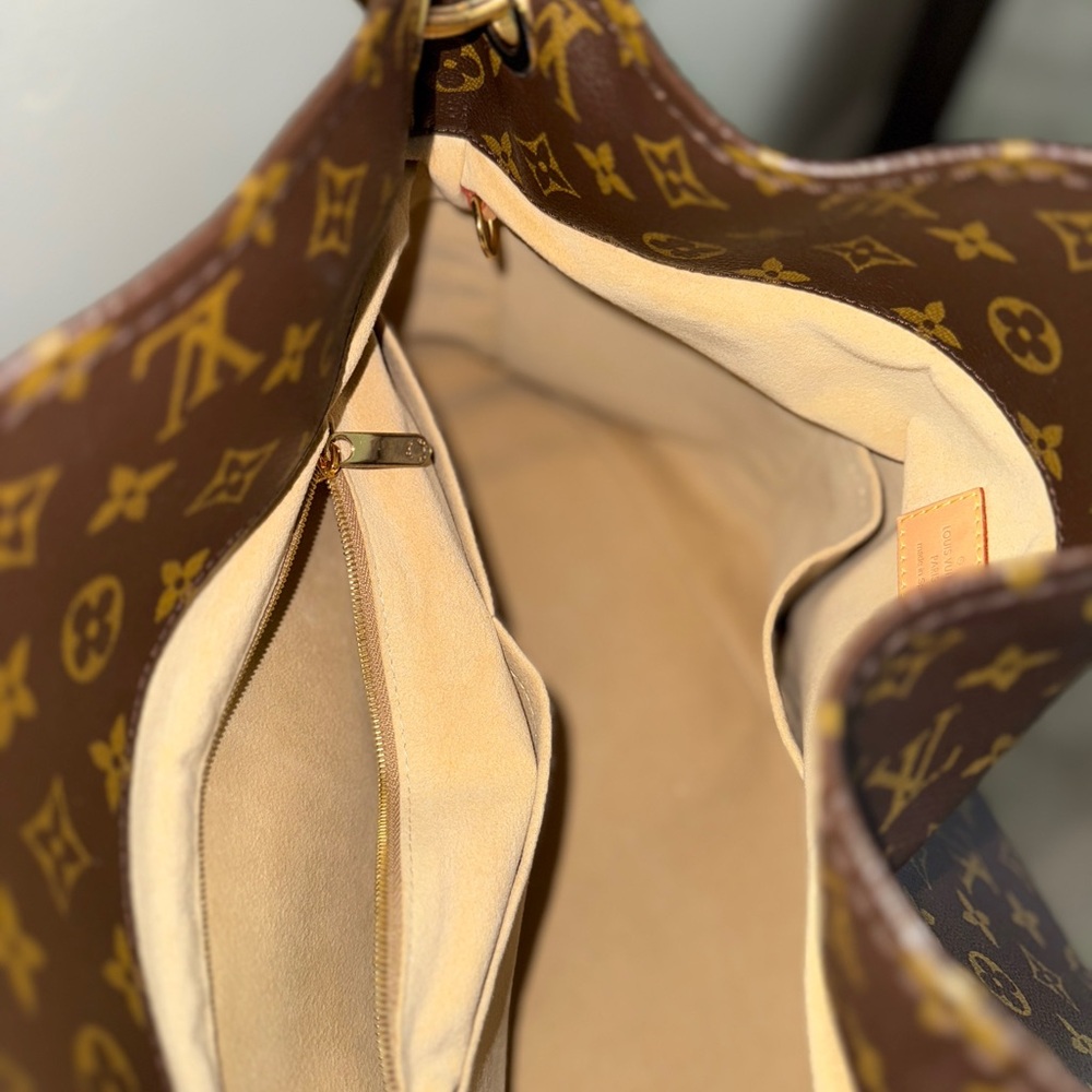 Louis Vuitton Artsy MM Monogram Hobo Bag ✨ - Picture 13 of 16